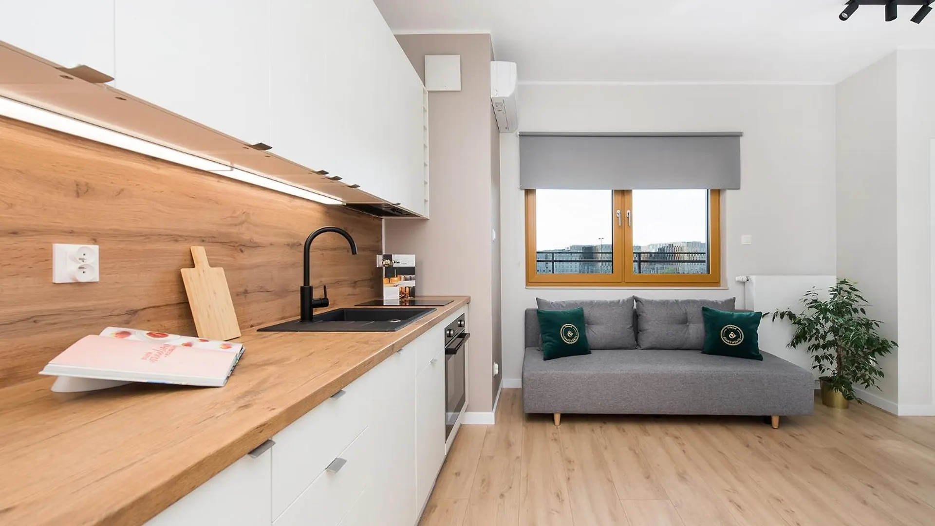 Central Apartments By Bed&Bath 克拉科夫